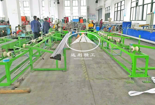 Rollers type pipe uploading table