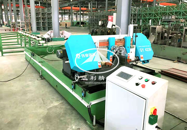Band saw type cutting machine